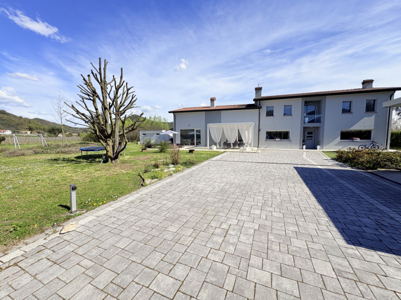 Alle porte di Galzignano, in posizione tranquilla ma non distante dal centro, proponiamo in vendi...