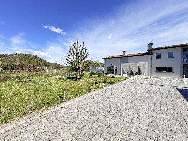 Alle porte di Galzignano, in posizione tranquilla ma non distante dal centro, proponiamo in vendi...