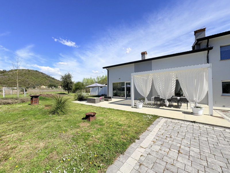 Alle porte di Galzignano, in posizione tranquilla ma non distante dal centro, proponiamo in vendi...