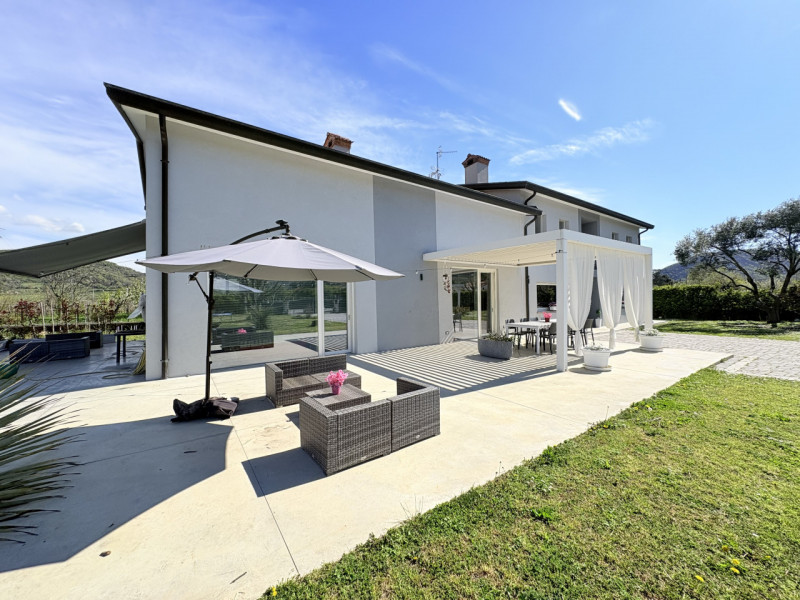 Alle porte di Galzignano, in posizione tranquilla ma non distante dal centro, proponiamo in vendi...