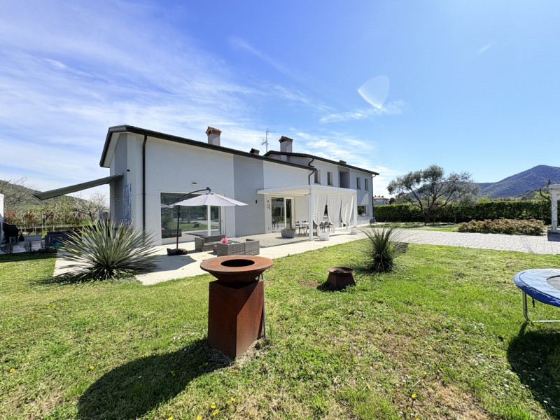 Alle porte di Galzignano, in posizione tranquilla ma non distante dal centro, proponiamo in vendi...