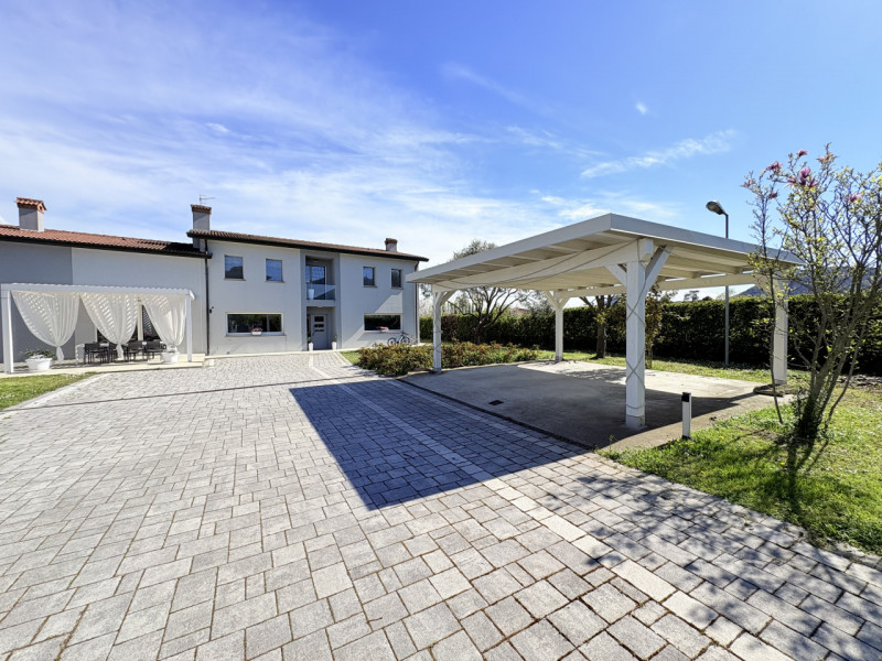 Alle porte di Galzignano, in posizione tranquilla ma non distante dal centro, proponiamo in vendi...