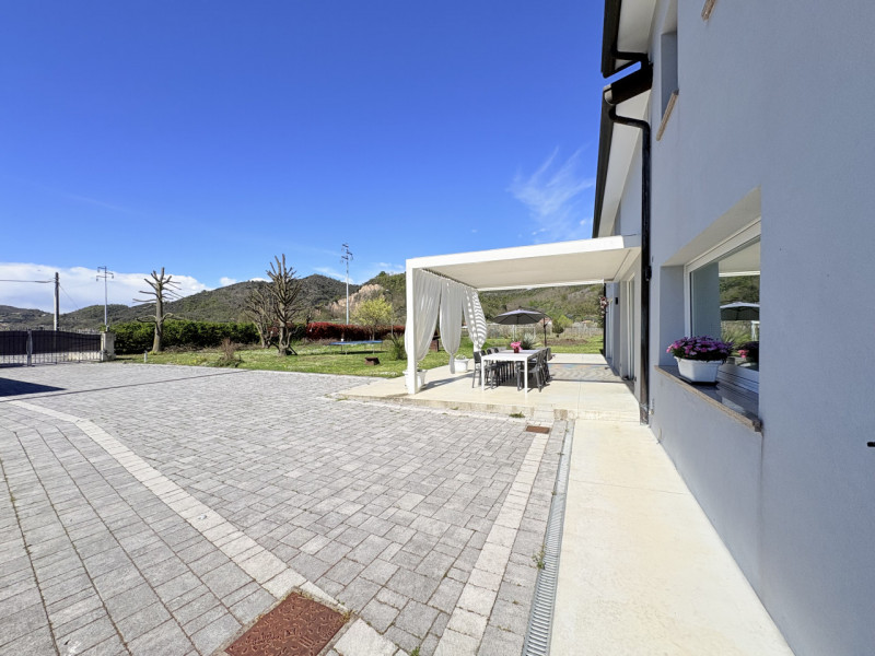 Alle porte di Galzignano, in posizione tranquilla ma non distante dal centro, proponiamo in vendi...