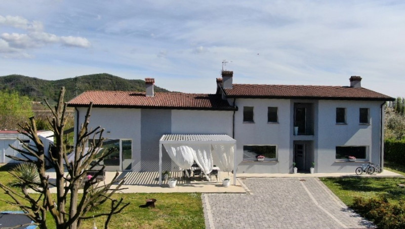 Alle porte di Galzignano, in posizione tranquilla ma non distante dal centro, proponiamo in vendi...