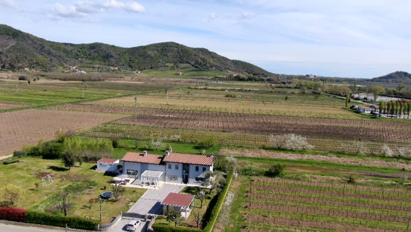 Alle porte di Galzignano, in posizione tranquilla ma non distante dal centro, proponiamo in vendi...