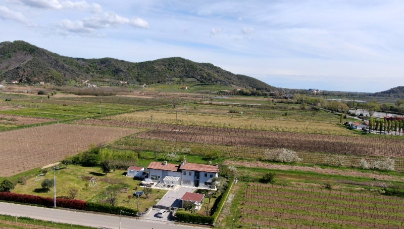Alle porte di Galzignano, in posizione tranquilla ma non distante dal centro, proponiamo in vendi...