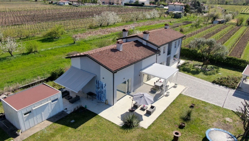 Alle porte di Galzignano, in posizione tranquilla ma non distante dal centro, proponiamo in vendi...