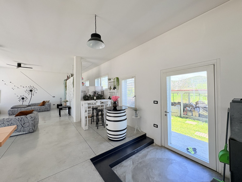 Alle porte di Galzignano, in posizione tranquilla ma non distante dal centro, proponiamo in vendi...