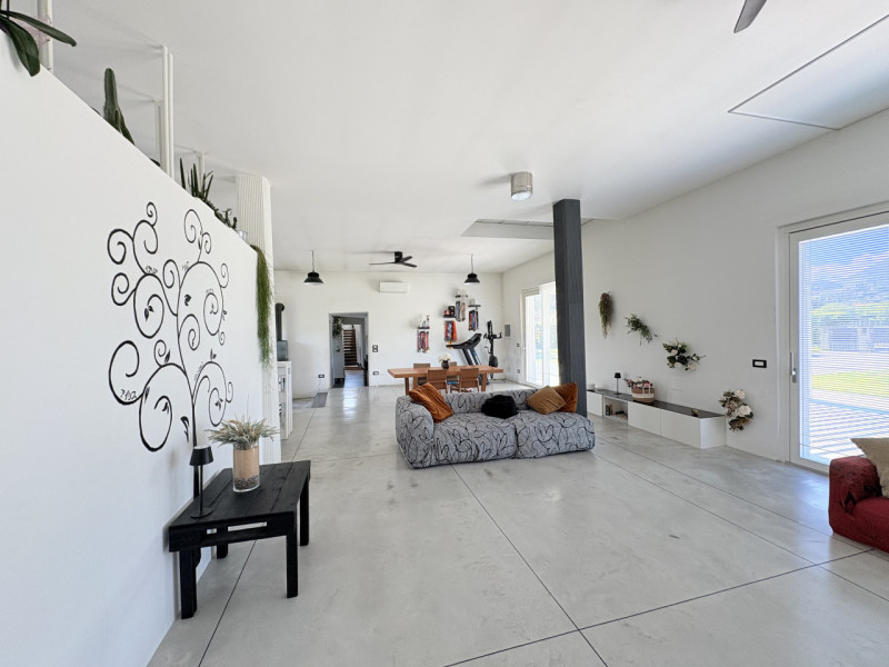 Alle porte di Galzignano, in posizione tranquilla ma non distante dal centro, proponiamo in vendi...