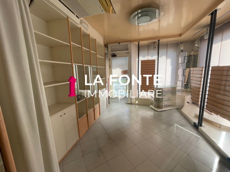 Scopri questa straordinaria opportunità commerciale situata nel centro di Vigonovo, proprio di fr...