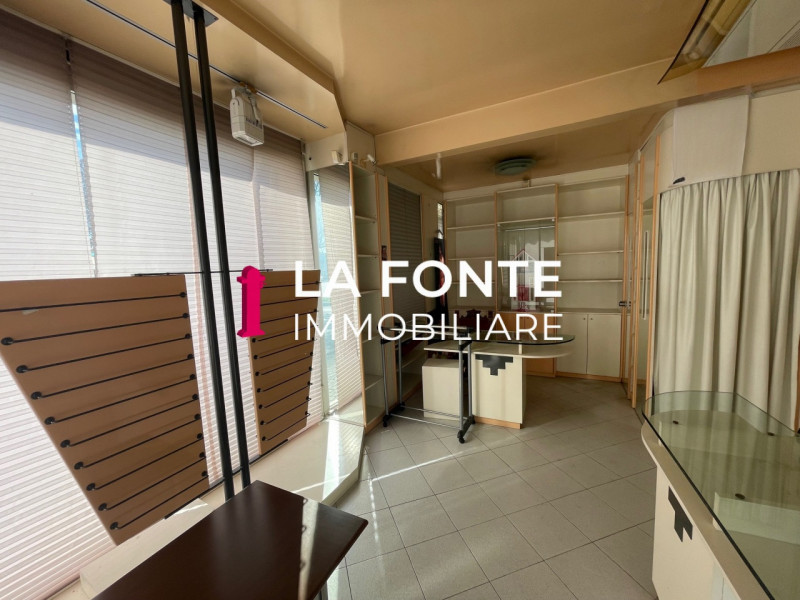 Scopri questa straordinaria opportunità commerciale situata nel centro di Vigonovo, proprio di fr...