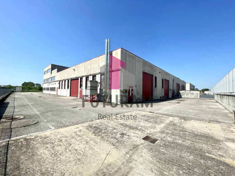 RIF:  064NM -  MIRA (VE)  -  PER INFO 0444/310220

propongo in affitto un capannone di 2000 mq in...