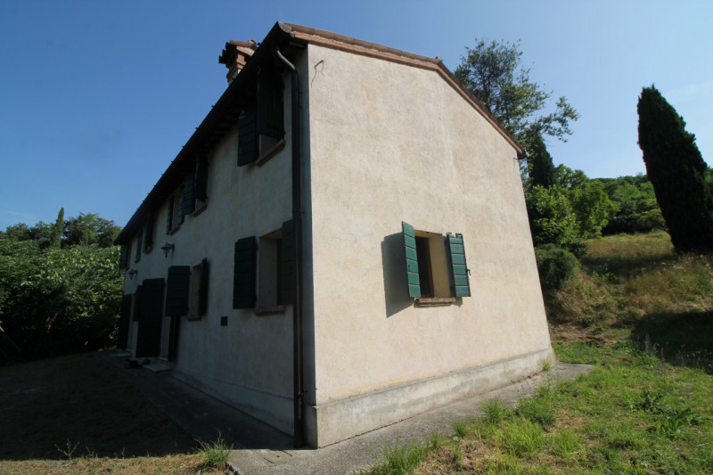 Se stai cercando una casa spaziosa, immersa nella natura e con tanto potenziale di personalizzazi...