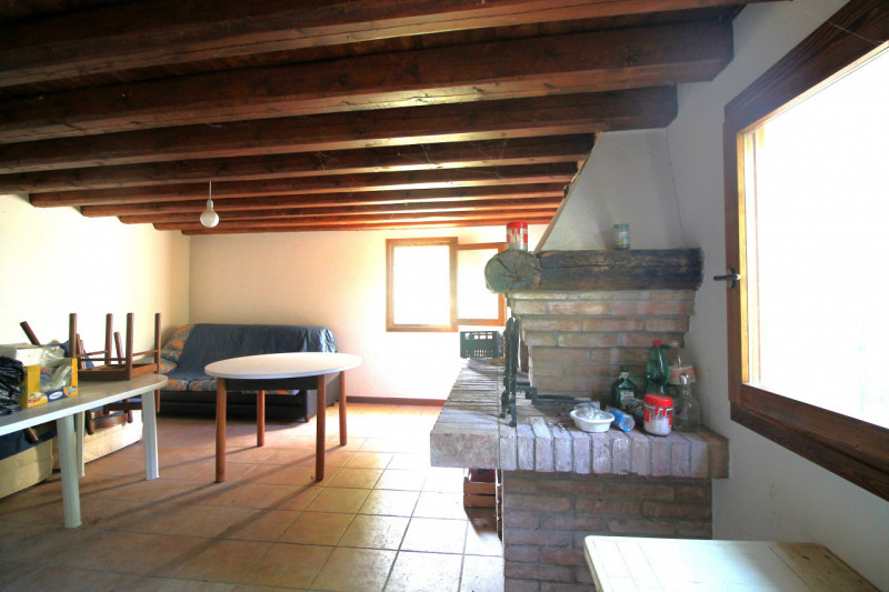 Se stai cercando una casa spaziosa, immersa nella natura e con tanto potenziale di personalizzazi...