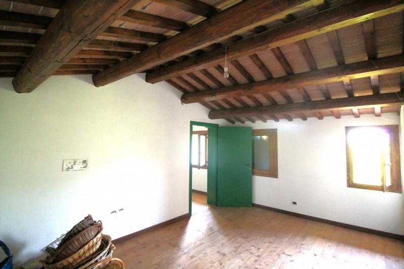 Se stai cercando una casa spaziosa, immersa nella natura e con tanto potenziale di personalizzazi...