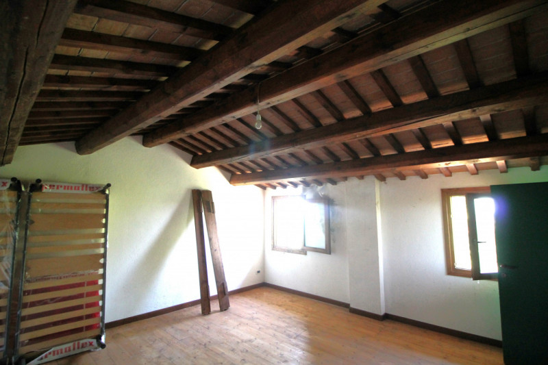 Se stai cercando una casa spaziosa, immersa nella natura e con tanto potenziale di personalizzazi...