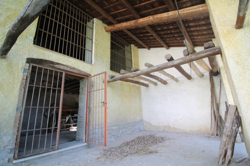 Se stai cercando una casa spaziosa, immersa nella natura e con tanto potenziale di personalizzazi...