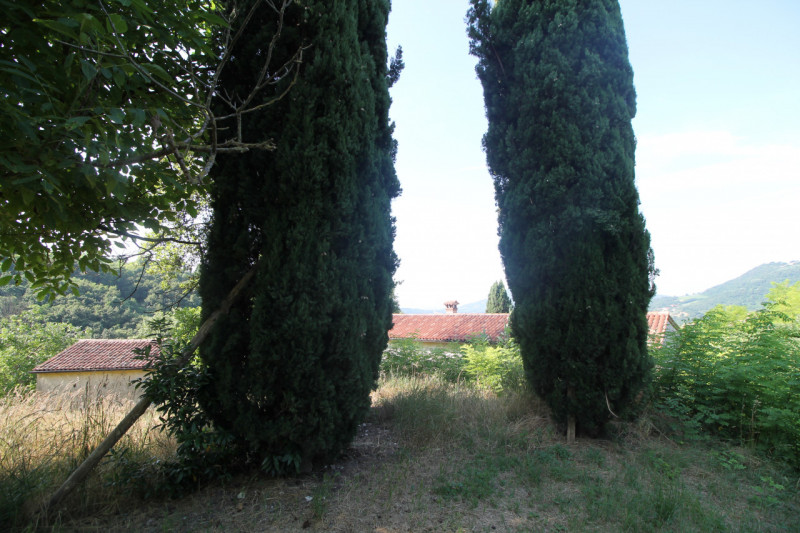 Se stai cercando una casa spaziosa, immersa nella natura e con tanto potenziale di personalizzazi...