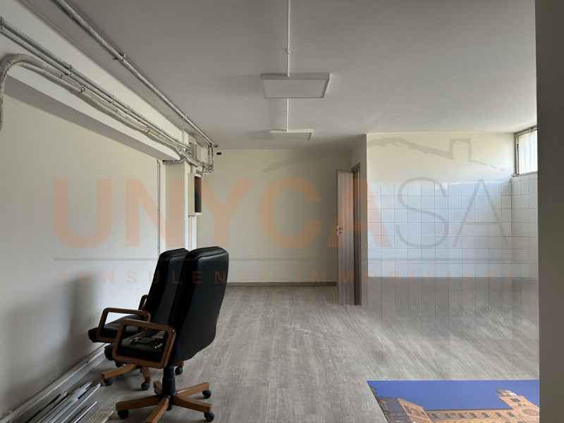 MESTRINO: proponiamo in locazione un elegante negozio di 130 mq, completo di ampio magazzino. Que...