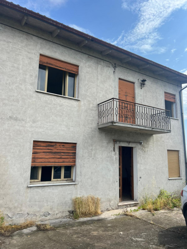 Vendesi a Solesino porzione di bifamiliare con ampio giardino, disposta su due piani e parzialmen...