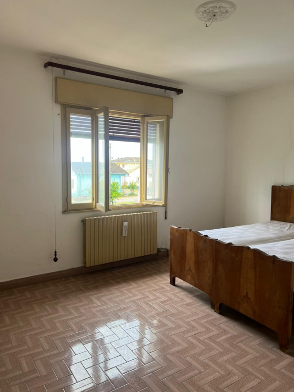 Vendesi a Solesino porzione di bifamiliare con ampio giardino, disposta su due piani e parzialmen...