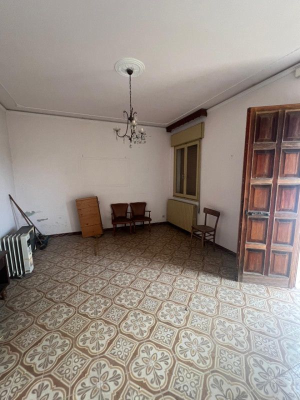 Vendesi a Solesino porzione di bifamiliare con ampio giardino, disposta su due piani e parzialmen...