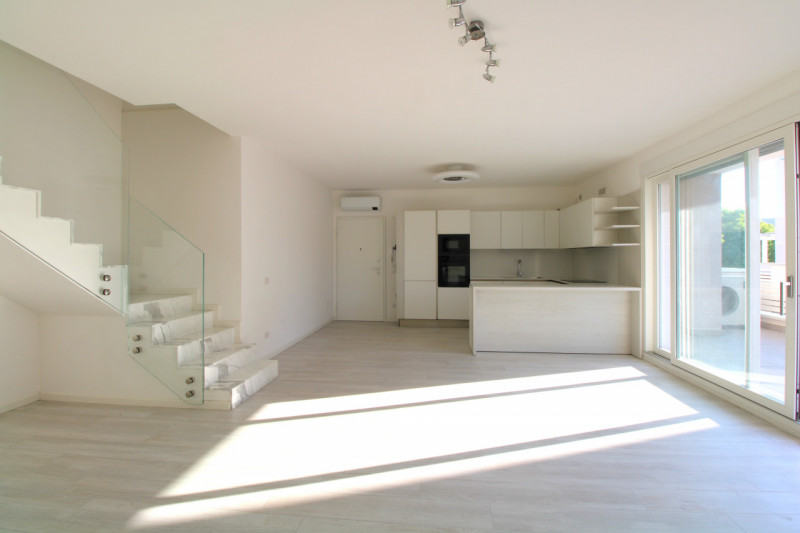 SAN GIACOMO: situato in quartiere residenziale di recentissimo sviluppo urbano, appartamento su d...