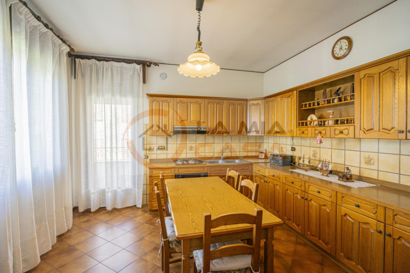 Scopri questa affascinante bifamiliare situata nel cuore della rinomata zona di Madonna Pellegrin...