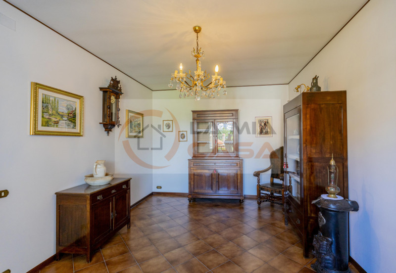 Scopri questa affascinante bifamiliare situata nel cuore della rinomata zona di Madonna Pellegrin...