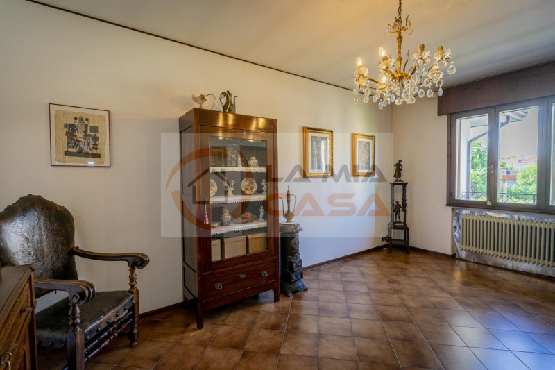 Scopri questa affascinante bifamiliare situata nel cuore della rinomata zona di Madonna Pellegrin...