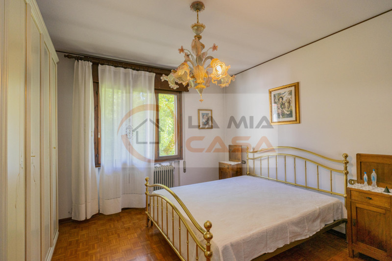 Scopri questa affascinante bifamiliare situata nel cuore della rinomata zona di Madonna Pellegrin...