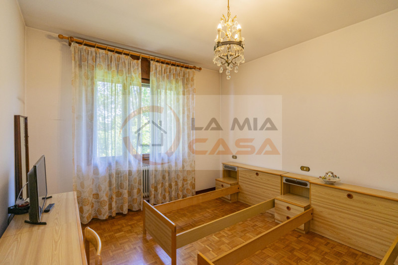 Scopri questa affascinante bifamiliare situata nel cuore della rinomata zona di Madonna Pellegrin...