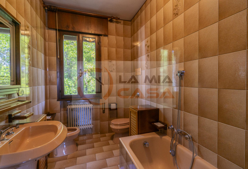 Scopri questa affascinante bifamiliare situata nel cuore della rinomata zona di Madonna Pellegrin...