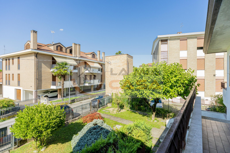 Scopri questa affascinante bifamiliare situata nel cuore della rinomata zona di Madonna Pellegrin...