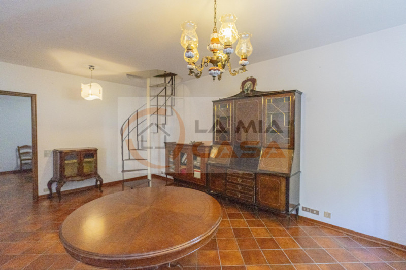 Scopri questa affascinante bifamiliare situata nel cuore della rinomata zona di Madonna Pellegrin...