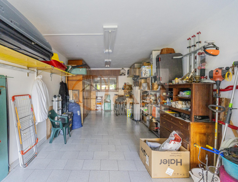 Scopri questa affascinante bifamiliare situata nel cuore della rinomata zona di Madonna Pellegrin...