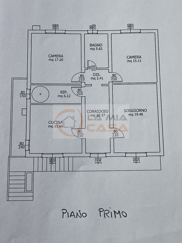 Scopri questa affascinante bifamiliare situata nel cuore della rinomata zona di Madonna Pellegrin...
