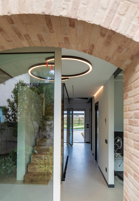 Nel cuore di un contesto residenziale tranquillo, PORZIONE DI SCHIERA COMPLETAMENTE RISTRUTTURATA...