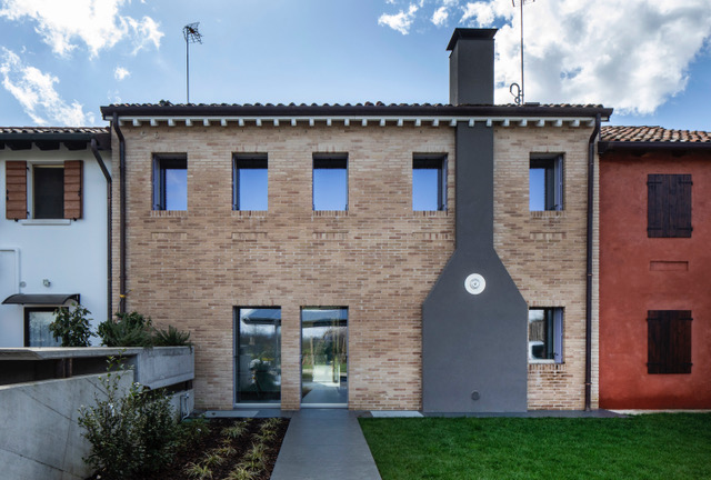 Nel cuore di un contesto residenziale tranquillo, PORZIONE DI SCHIERA COMPLETAMENTE RISTRUTTURATA...