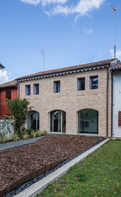 Nel cuore di un contesto residenziale tranquillo, PORZIONE DI SCHIERA COMPLETAMENTE RISTRUTTURATA...