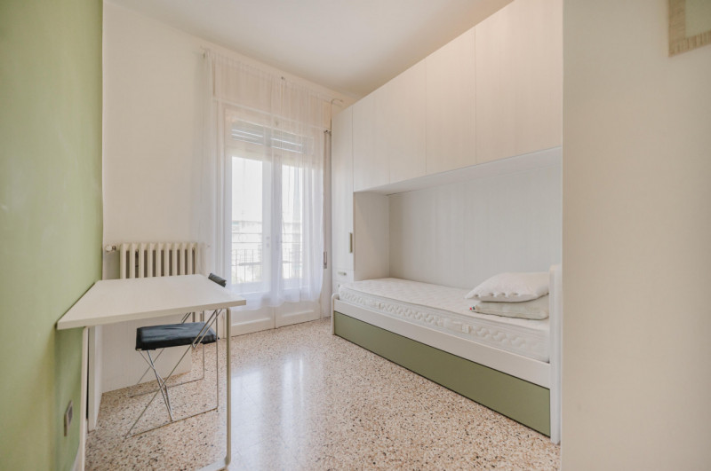 All’ultimo piano di una palazzina sulla riqualificata Piazza Martiri di Belfiore, appartamento BI...