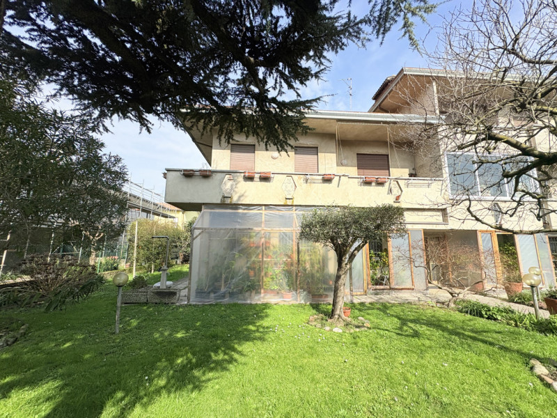 Appartamento quadrilocale con ampio magazzino di proprietà in zona centrale a Torreglia.

Inserit...