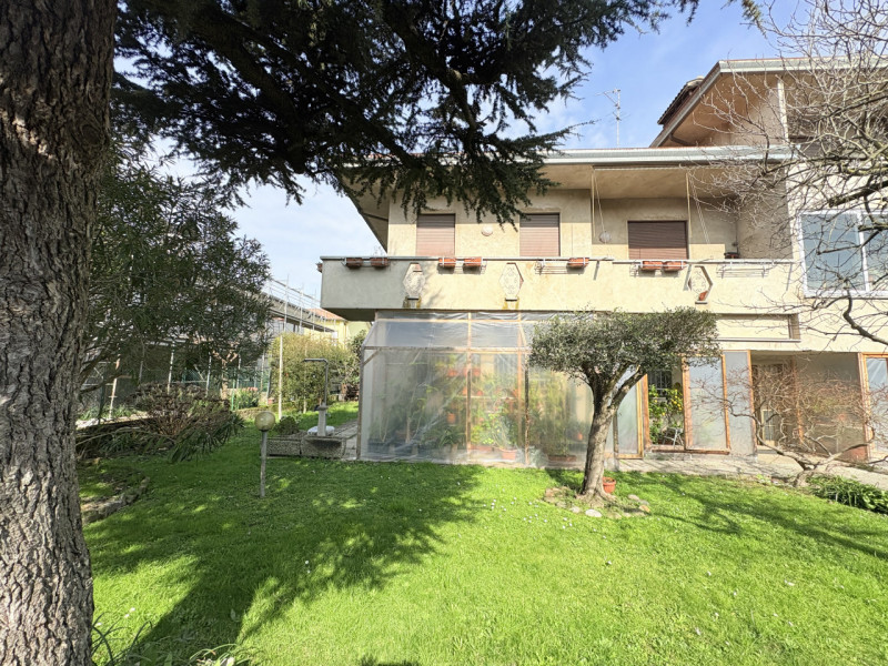 Appartamento quadrilocale con ampio magazzino di proprietà in zona centrale a Torreglia.

Inserit...