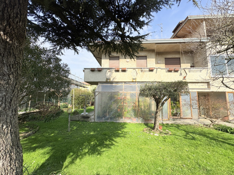 Appartamento quadrilocale con ampio magazzino di proprietà in zona centrale a Torreglia.

Inserit...