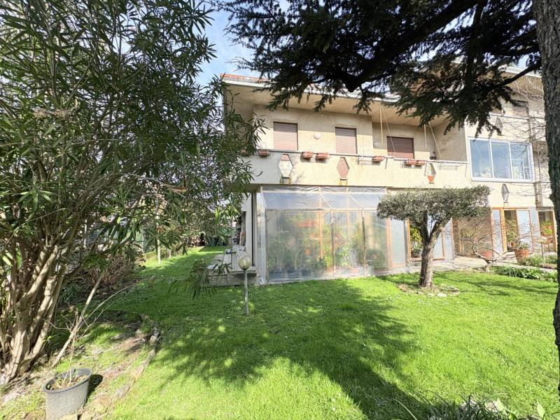 Appartamento quadrilocale con ampio magazzino di proprietà in zona centrale a Torreglia.

Inserit...