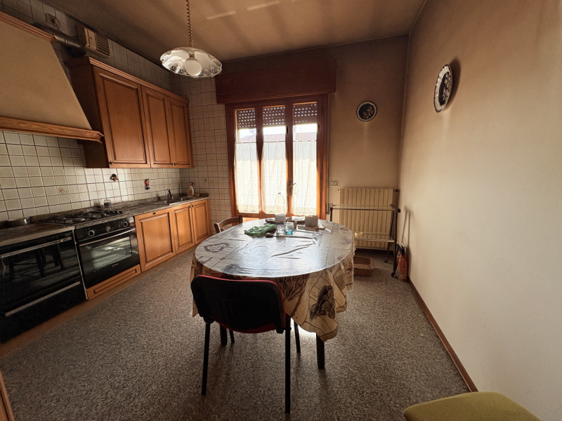 Appartamento quadrilocale con ampio magazzino di proprietà in zona centrale a Torreglia.

Inserit...