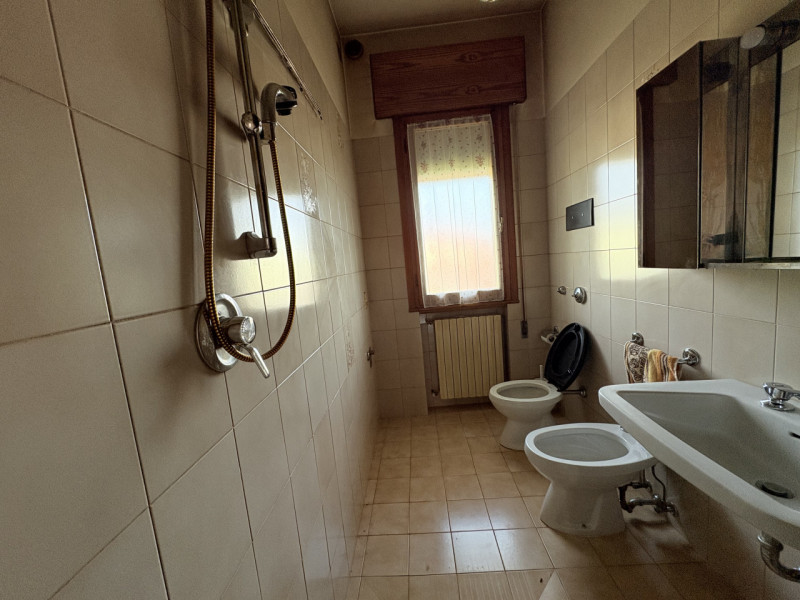 Appartamento quadrilocale con ampio magazzino di proprietà in zona centrale a Torreglia.

Inserit...