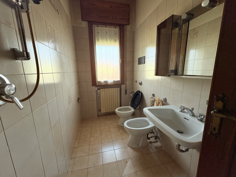 Appartamento quadrilocale con ampio magazzino di proprietà in zona centrale a Torreglia.

Inserit...