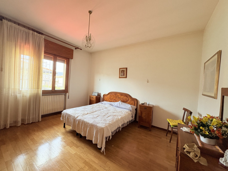 Appartamento quadrilocale con ampio magazzino di proprietà in zona centrale a Torreglia.

Inserit...