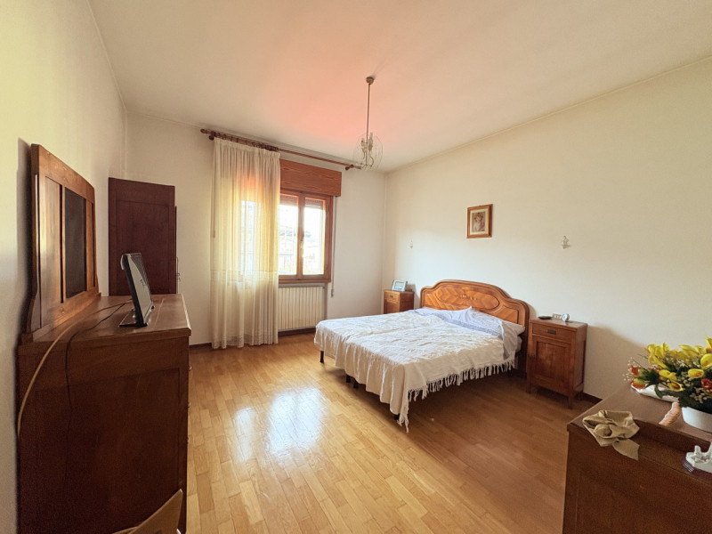 Appartamento quadrilocale con ampio magazzino di proprietà in zona centrale a Torreglia.

Inserit...